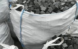 Бруківка насипом у мішках