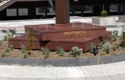Постамент з граніту "Лезнік"