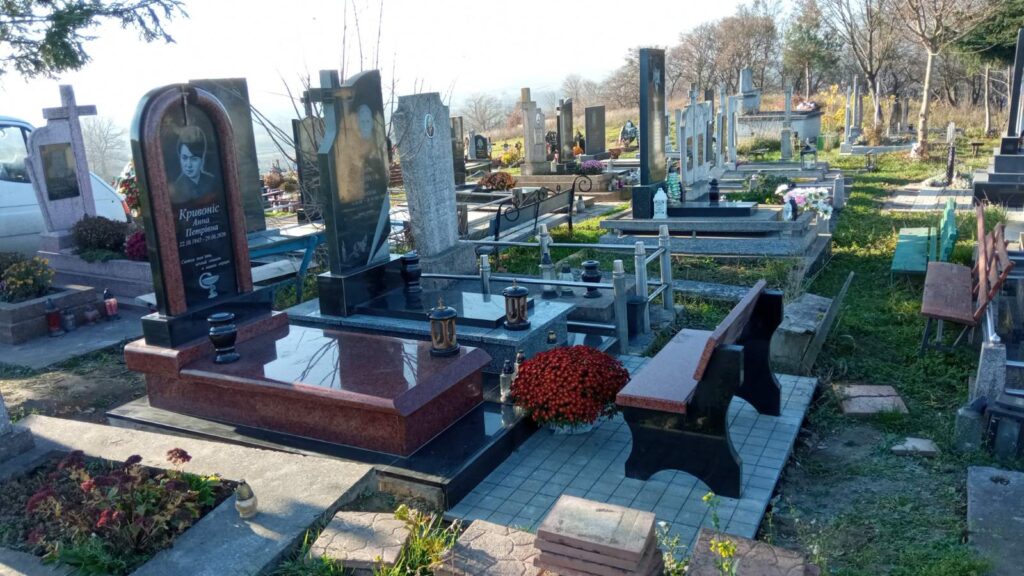 Пам'ятник з лавкою