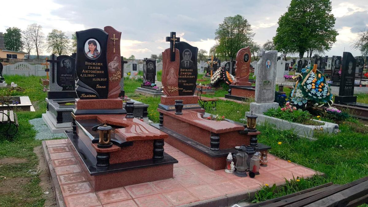 Який камінь найкраще підходить для пам’ятника на цвинтарі?